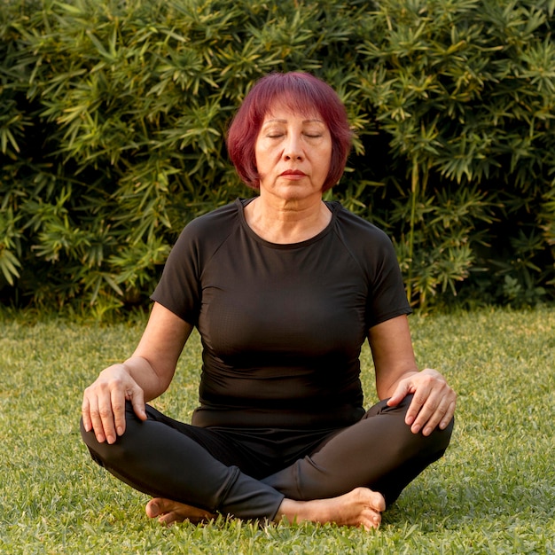 Vrouw zitten in yoga-positie en mediteren