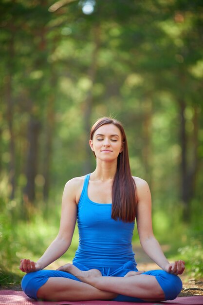 Vrouw zitten met gekruiste benen tijdens de meditatie