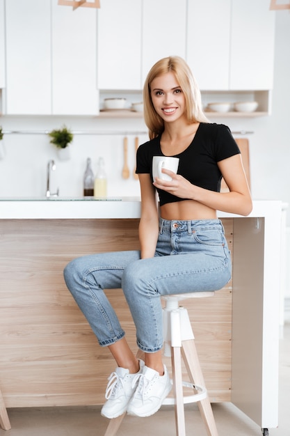 Gratis foto vrouw zitten op de keuken