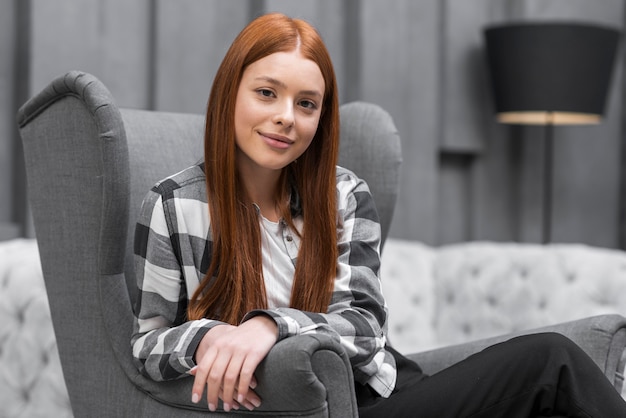 Gratis foto vrouw zittend op de bank