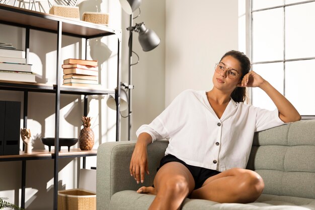 Vrouw zittend op de bank