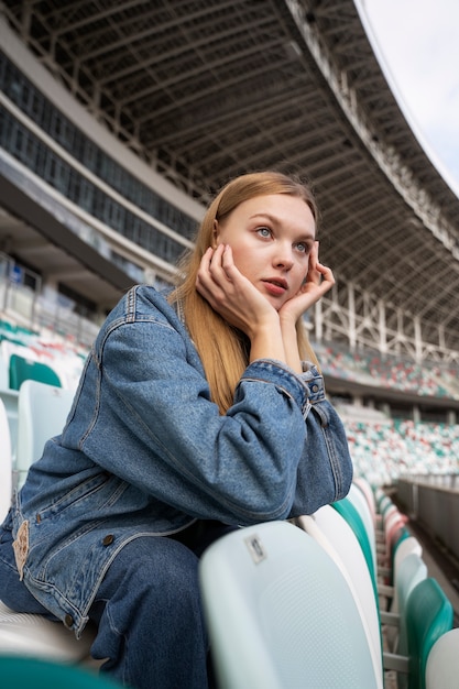 Vrouw zittend op tribune zijaanzicht