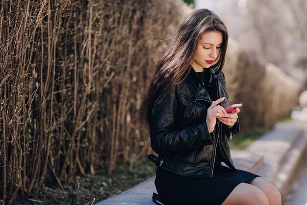 Vrouw zoekt een smartphone