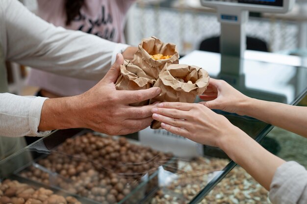 Vrouw zoekt lekkers bij een lokale mannelijke producent