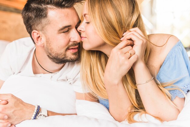 Vrouw zoenen man teder op de neus