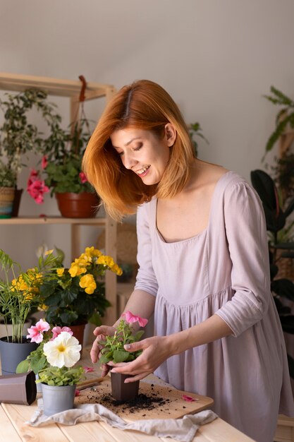 Vrouw zorgt voor plant medium shot