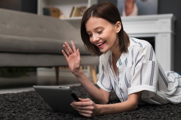 Gratis foto vrouw zwaaien op tablet