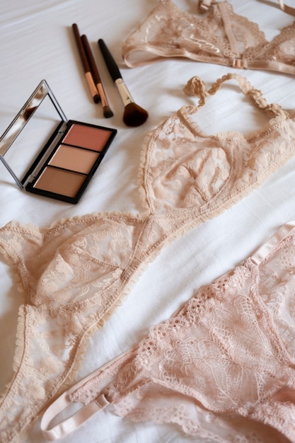 Gratis foto vrouwelijk lingeriearrangement stilleven