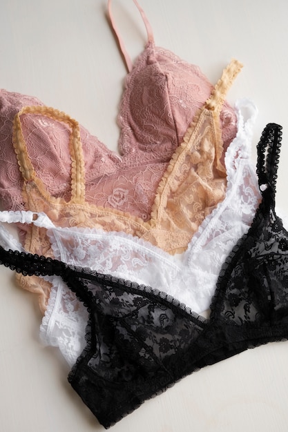 Gratis foto vrouwelijk lingeriearrangement stilleven