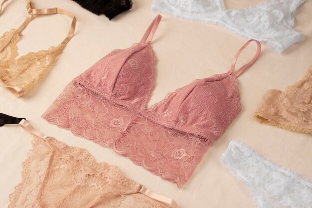 Vrouwelijk lingeriearrangement stilleven