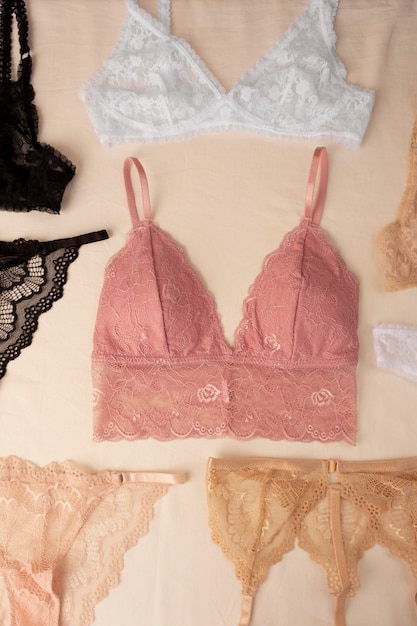 Gratis foto vrouwelijk lingeriearrangement stilleven