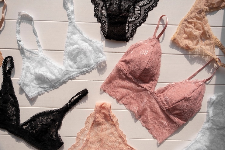 Gratis Foto vrouwelijk lingeriearrangement stilleven
