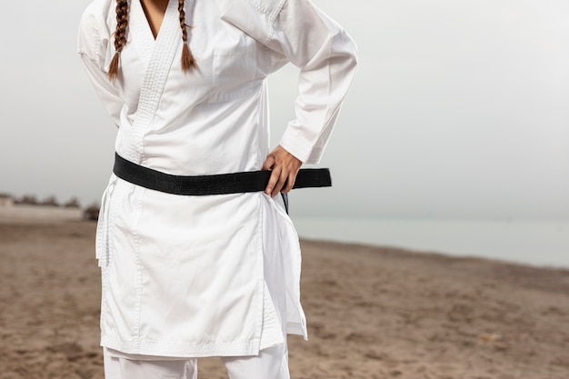 Vrouwelijk model in karate-outfit met riem