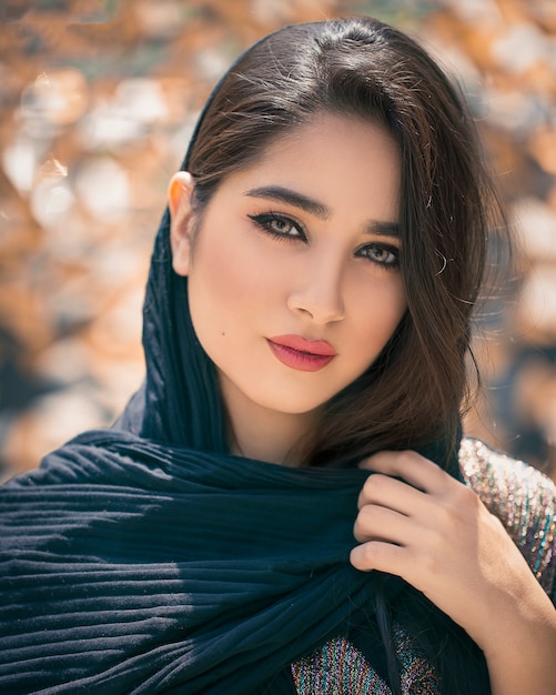 Vrouwelijk model in zwarte oosterse hijab