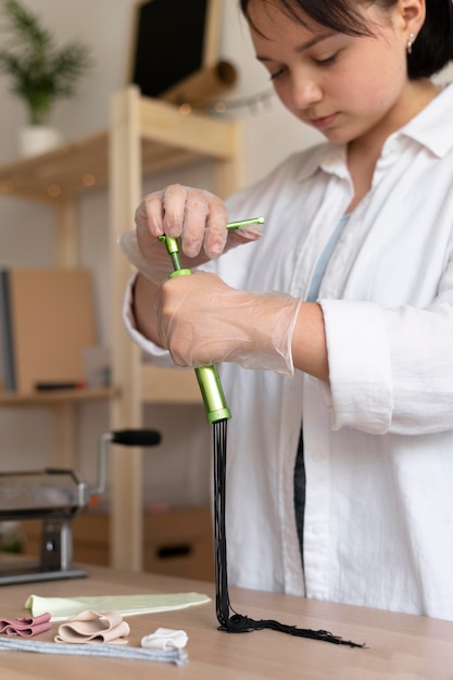 Vrouwelijke ambachtsman aan het werk in het atelier met klei