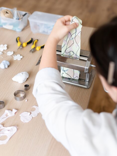 Vrouwelijke ambachtsman aan het werk in het atelier met klei