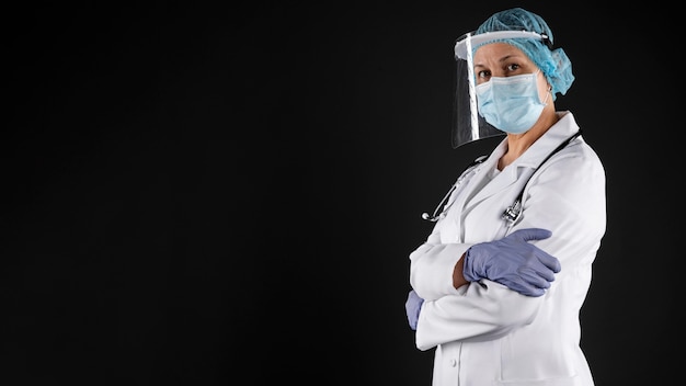 Vrouwelijke arts die pandemische medische apparatuur draagt