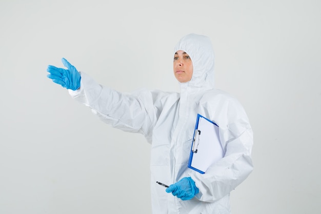 Vrouwelijke arts in beschermend pak