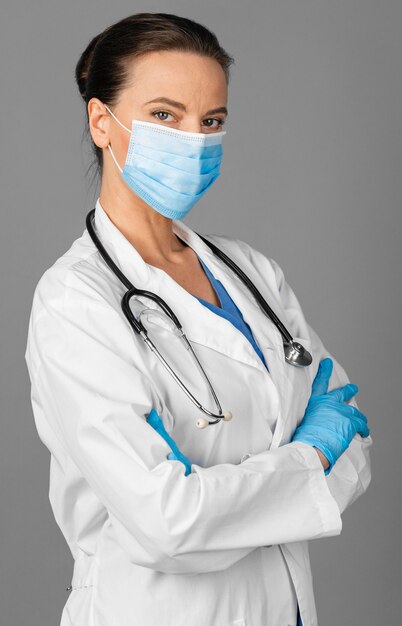 Vrouwelijke arts in het ziekenhuis dat masker draagt