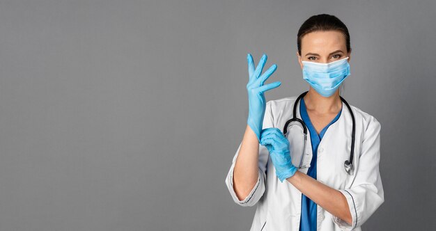 Vrouwelijke arts in het ziekenhuis dat masker draagt