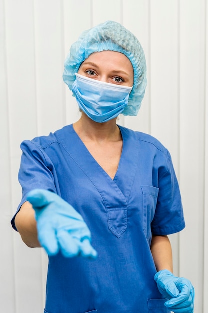 Vrouwelijke arts in het ziekenhuis met masker