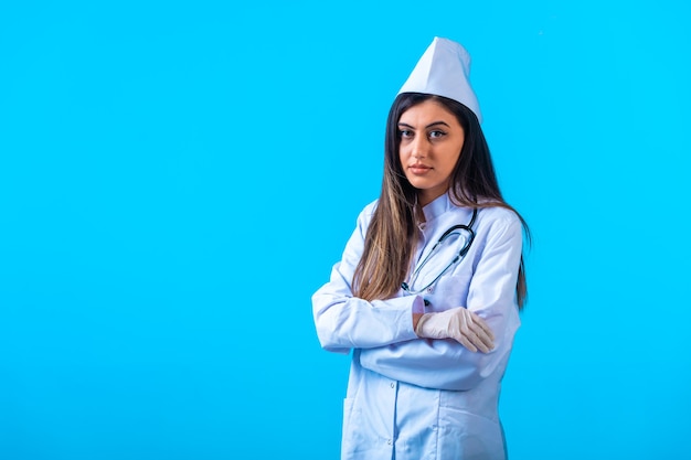 Vrouwelijke arts met een stethoscoop die zich voordeed als een professional.