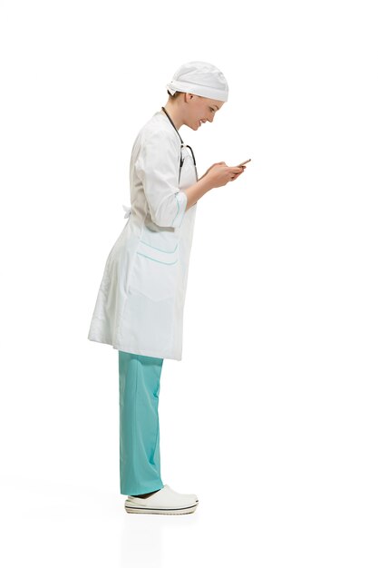 Vrouwelijke arts met smartphone. Gezondheid concept