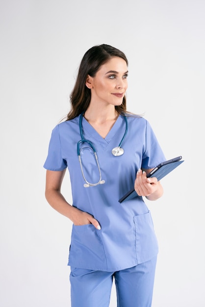 Vrouwelijke arts met tablet en stethoscoop