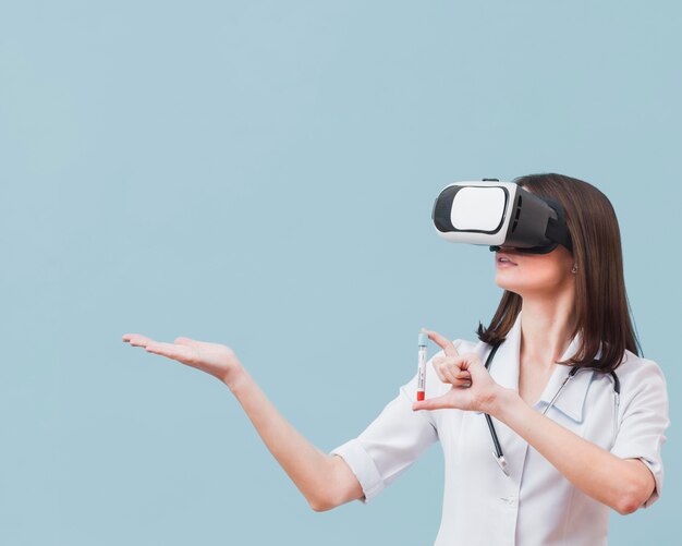 Vrouwelijke arts met virtual reality headset met reageerbuis