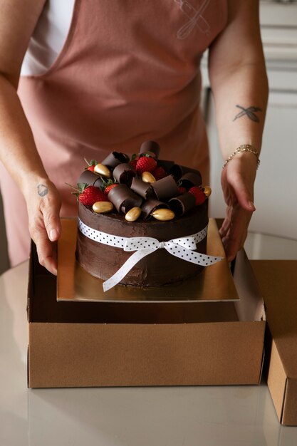Vrouwelijke banketbakker boksen desserts