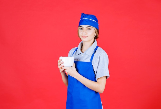 Vrouwelijke barista met een witte grote kop