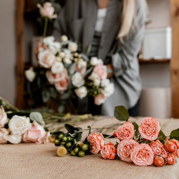 Vrouwelijke bloemist die een mooi bloemenarrangement maakt