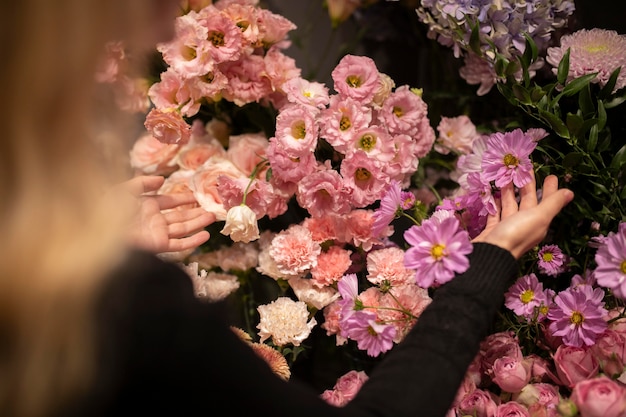 Vrouwelijke bloemist maakt een prachtig arrangement van bloemen