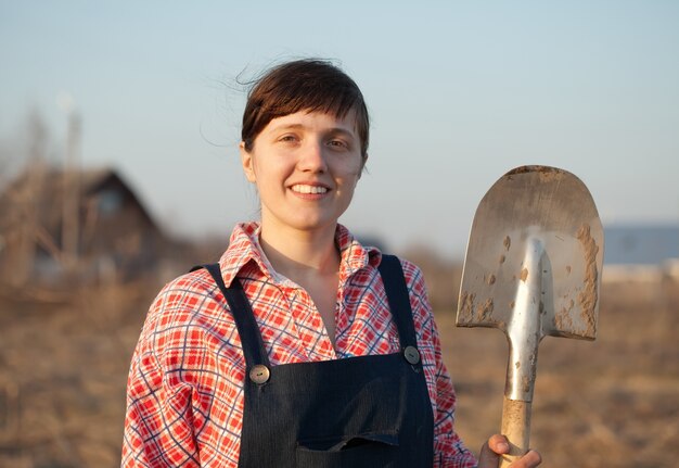 Vrouwelijke boer met spade