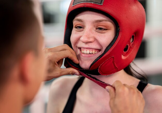 Vrouwelijke bokser die voor opleiding voorbereidingen treft