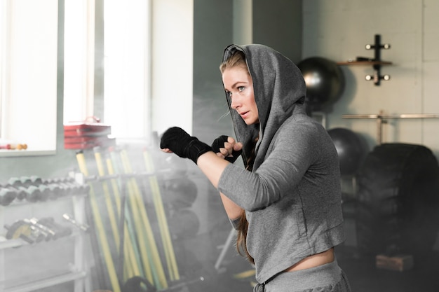 Gratis foto vrouwelijke bokser training voor een nieuwe competitie met kopie ruimte