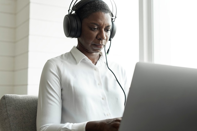 Vrouwelijke callcentermedewerker die een laptop gebruikt