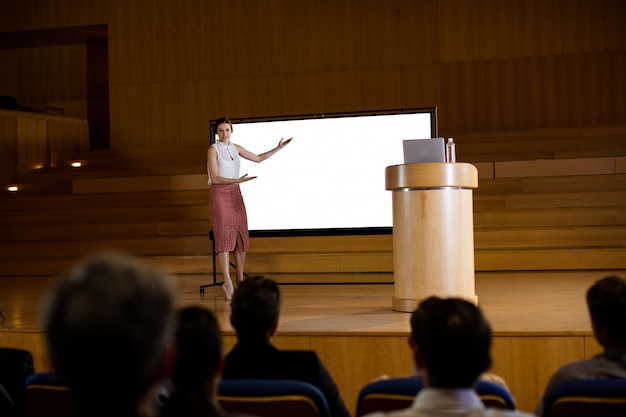 Vrouwelijke directeur die presentatie geeft