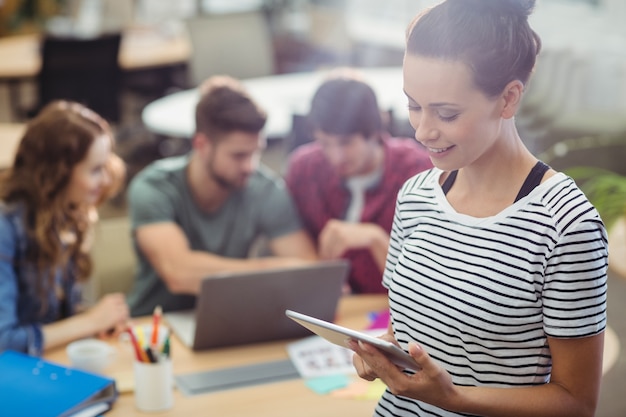 Vrouwelijke directeur met behulp van digitale tablet