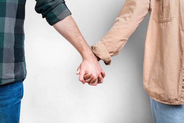 Vrouwelijke en mannelijke hand bij elkaar te houden
