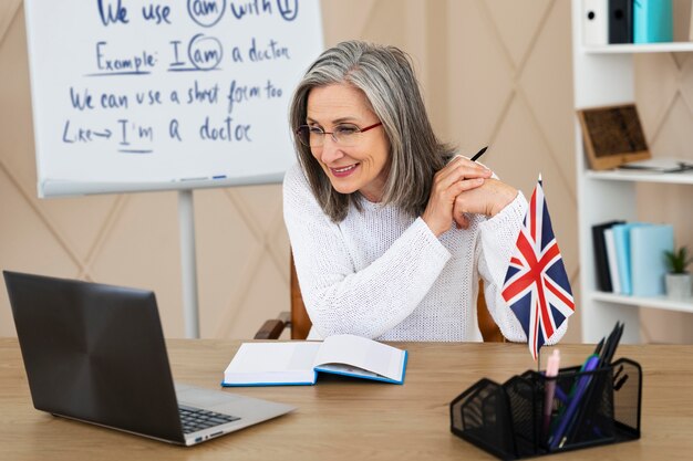 Vrouwelijke Engelse lerares die online lessen doet