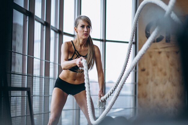 Vrouwelijke fitnesstrainer in de sportschool