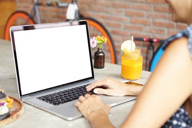 Vrouwelijke freelancer die op afstand aan haar project werkt met een snelle internetverbinding op een generieke laptop