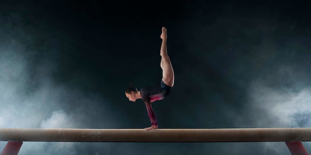 Vrouwelijke gymnast die een ingewikkelde truc doet op een evenwichtsbalk in een professionele arena