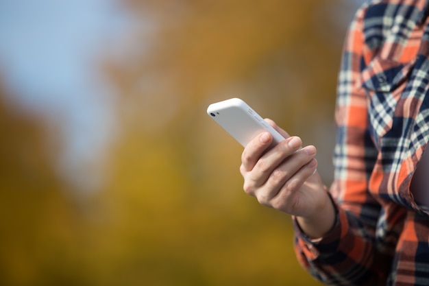 Vrouwelijke hand met een mobiele telefoon