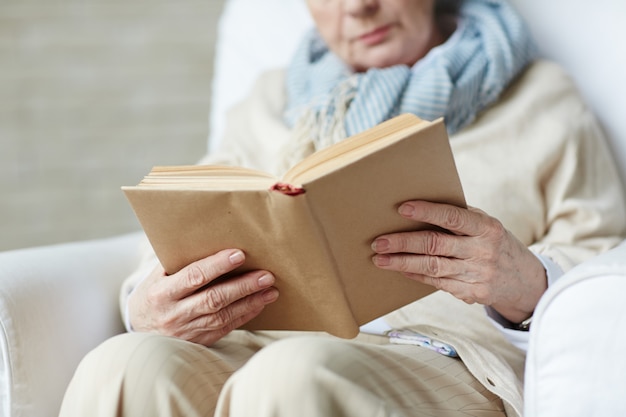 Vrouwelijke handen die boek houden