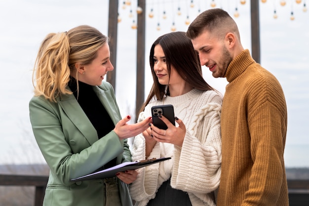 Gratis foto vrouwelijke huwelijksplanner die met een paar werkt