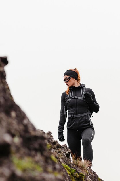 Vrouwelijke jogger wegkijken laag uitzicht