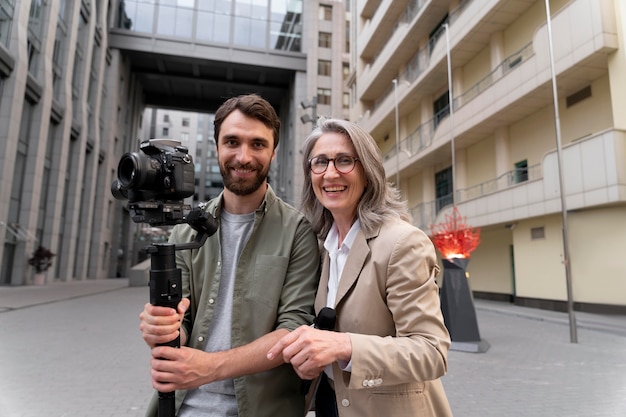 Vrouwelijke journalist met haar cameraman