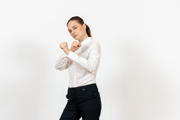 vrouwelijke kantoormedewerker in elegante witte blouse op wit